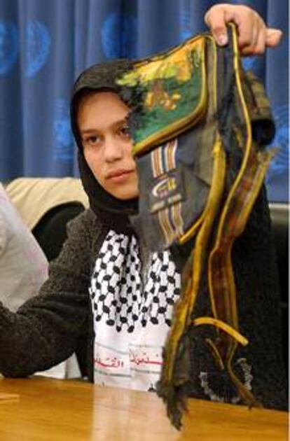 Una niña palestina muestra en las Naciones Unidas una mochila que pertenecía a un niño palestino muerto por una mina israelí.