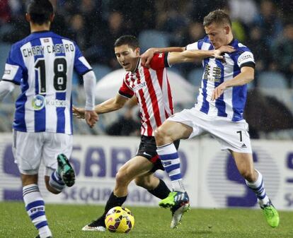 Finnbogason pelea un balón con de Marcos.