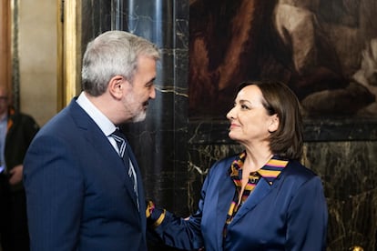 El alcalde de Barcelona, Jaume Collboni, junto a la directora de EL PAÍS, Pepa Bueno.