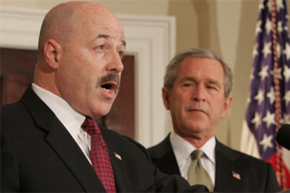 Bernard Kerik, junto a Bush, en la Casa Blanca, tras ser nombrado como secretario de Seguridad Interior.