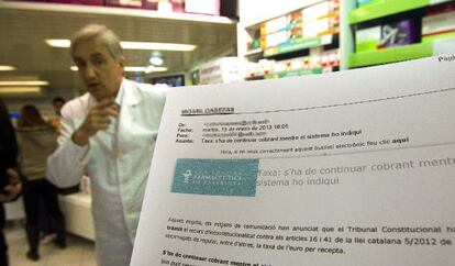 Un farmacéutico de Barcelona mostraba ayer la notificación que le había remitido el Colegio de Farmacéuticos. El texto señalaba que “se ha de continuar cobrando mientras el sistema informático no indique que la tasa es cero".