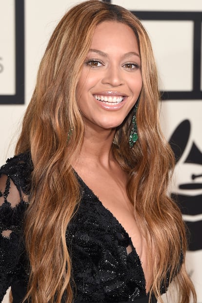 Beyoncé optó por llevar la melena suelta y completó el look con unos pendientes de Lorraine Schwartz.