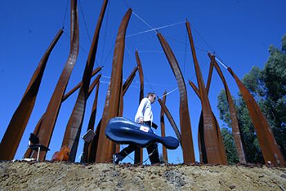 Erwin Grafe interpretó la <b><i>Suite número 1</b></i> para chelo de Bach en la inauguración del Bosque de la Vida junto al campus de Leioa de la UPV.