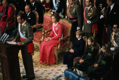 La reina Sofía durante el juramento de Juan Carlos como rey en el Congreso de los Diputados, acompañada de sus hijos, las infantas Elena y Cristina y el príncipe Felipe, el 22 de noviembre de 1975.