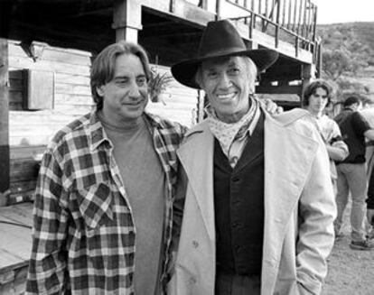 Juanjo Puigcorbé y David Carradine, ayer, durante el rodaje en El Campello.