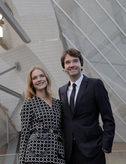 Antoine Arnault, hijo del primer matrimonio de Bernard Arnault y CEO de Berluti, una de las firmas que se integran en el conglomerado Louis Vuittón Moët Henessy, acudió acompañado de su pareja, la modelo rusa Natalia Vodianova, imagen de L'Óreal Paris.