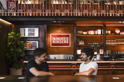 Alex González y Ezequiel Maldjian, socios y fundadores del restaurante Hundred Burgers.