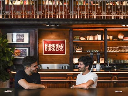 Alex González y Ezequiel Maldjian, socios y fundadores del restaurante Hundred Burgers.