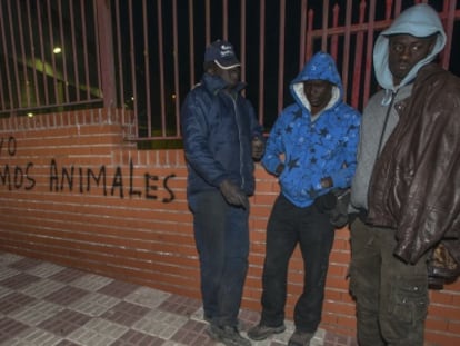 De izquierda a derecha, Mor, David y Moussa, tres senagaleses que suelen acampar en el exterior de la estaci&oacute;n de autobuses.