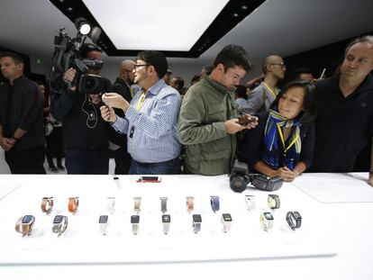 Periodistas observan los nuevos Apple Watch Series 2 lanzados ayer.