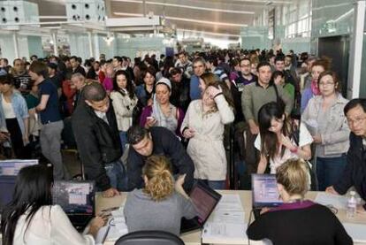 Pasajeros de Vueling son atendidos por los servicios de información de la compañía en el aeropuerto barcelonés de El Prat.