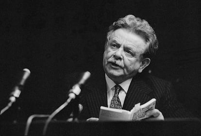 El escritor Elias Canetti en una lectura en el palacio Pálffy de Viena, en octubre de 1970.