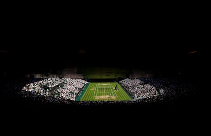 Vista general de la pista central mientras juegan Carlos Alcaraz y Taylor Fritz.
