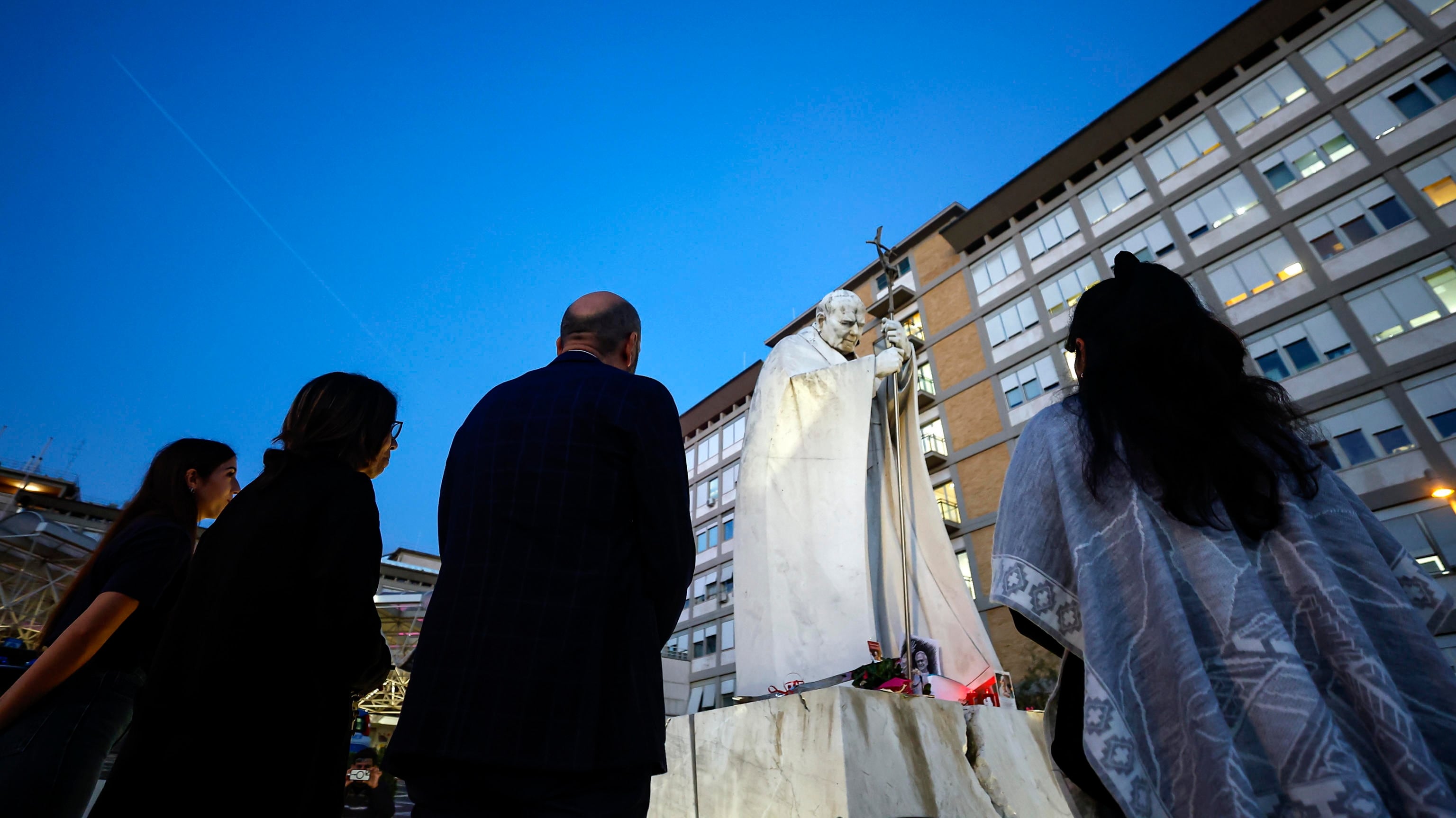 El Papa saldrá esta tarde del hospital, cuatro días después de su operación de pulmón El Papa saldrá esta tarde del hospital, cuatro días después de su operación de pulmón