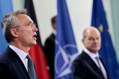 Stoltenberg y Scholz en una conferencia de prensa conjunta, este martes en Berlín.