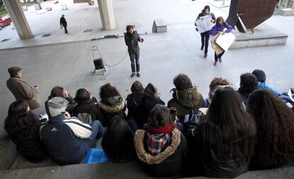 Un grupo de alumnos universitarios recibe clase en el Museo del Aire Libre debajo del puerte de Eduardo Dato como medida de protesta por los recortes en la educación pública. En las sesiones está invitado cualquier ciudadano.