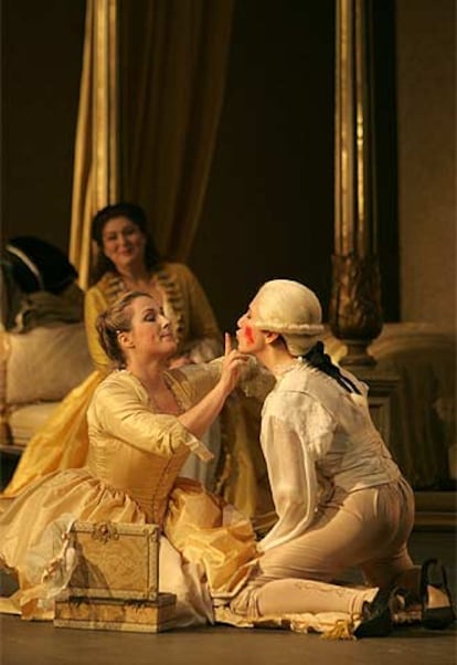 Diana Damrau y Monica Bacelli, en <i>Le nozze di Figaro,</i> en la Scala de Milán.