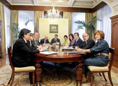 Los miembros del Ejecutivo momentos antes de comenzar la reunión del primer Consejo de Gobierno, ayer, en el Palacio de Ajuria Enea.