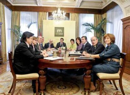 Los miembros del Ejecutivo momentos  antes de comenzar la reunión del primer Consejo de Gobierno, ayer, en el Palacio de Ajuria Enea.