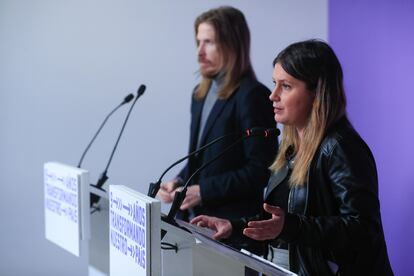 Los portavoces de Podemos, Pablo Fernández y Alejandra Jacinto, en rueda de prensa este lunes en la sede del partido en Madrid.
