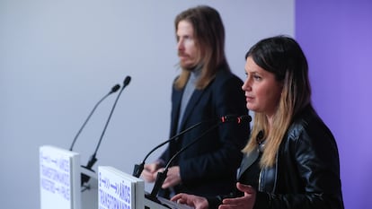 Los portavoces de Podemos, Pablo Fernández y Alejandra Jacinto, en rueda de prensa este lunes en la sede del partido en Madrid.