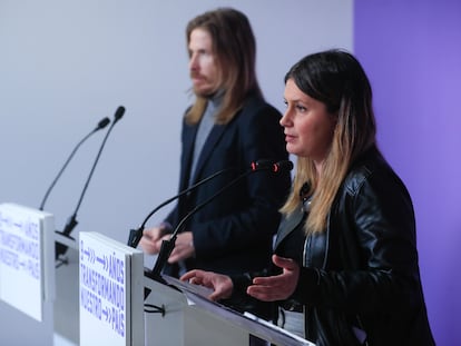 Los portavoces de Podemos, Pablo Fernández y Alejandra Jacinto, en rueda de prensa este lunes en la sede del partido en Madrid.