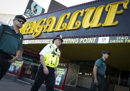 Agentes de la Guardia Civil patrullan junto a un 'bobby' en Mafaluf.