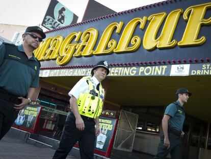 Agentes de la Guardia Civil patrullan junto a un &#039;bobby&#039;  en Mafaluf.