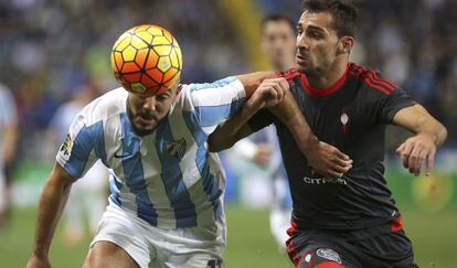 Amrabat pelea la posesión del balón con Jonny.