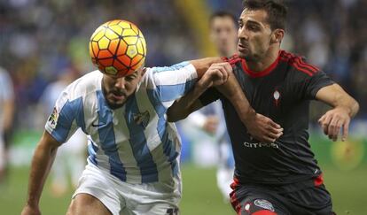 Amrabat pelea la posesi&oacute;n del bal&oacute;n con Jonny. 