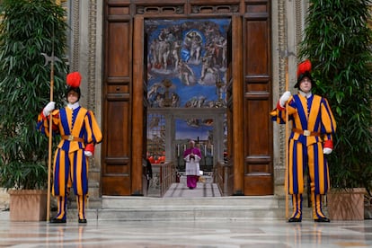 La Guardia Suiza protege la entrada a la Capilla Sixtina.