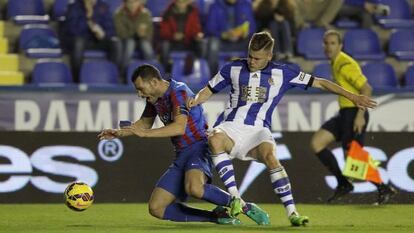 El jugador del Levante, Navarro, disputa un balón con el realista Finnbogason.