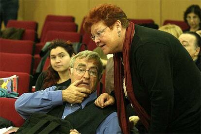 Glòria Marcos habla con Joan Ribó, ayer, en un momento de la reunión del Consell Polític de EU.