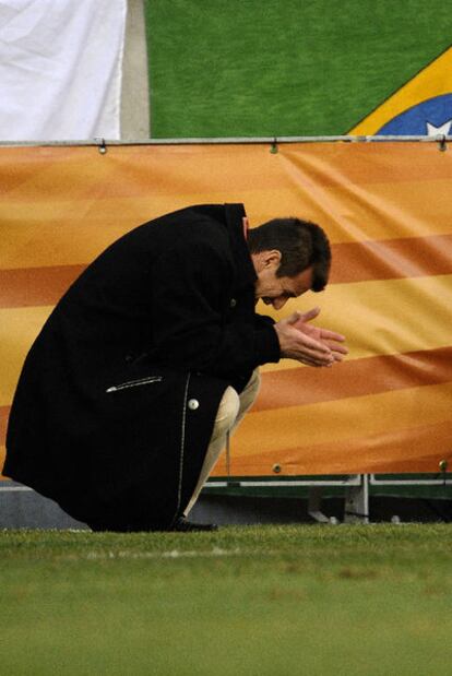 Carlos Dunga se desespera tras una ocasión fallada por Brasil.