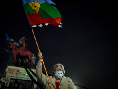 Una mujer con la bandera mapuche en la celebración de triunfo del “apruebo” para escribir una nueva Constitución en Chile.