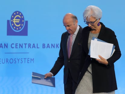 La presidenta del Banco Central Europeo (BCE), Christine Lagarde (derecha), y el vicepresidente Luis de Guindos en un evento del Banco Central Europeo.