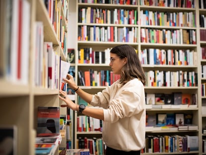 Una joven en una librería de Madrid, este jueves.