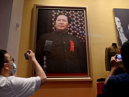Visitantes del Museo del Partido Comunista de China miran retratos de Mao Zedong, en junio de este año.