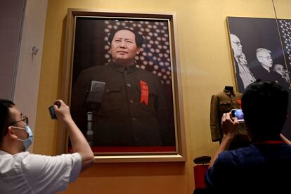 Visitantes del Museo del Partido Comunista de China miran retratos de Mao Zedong, en junio de este año.