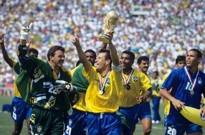 Zetti, Mazinho, Dunga, M. Silva y Ronaldo celebran el triunfo de 1994.