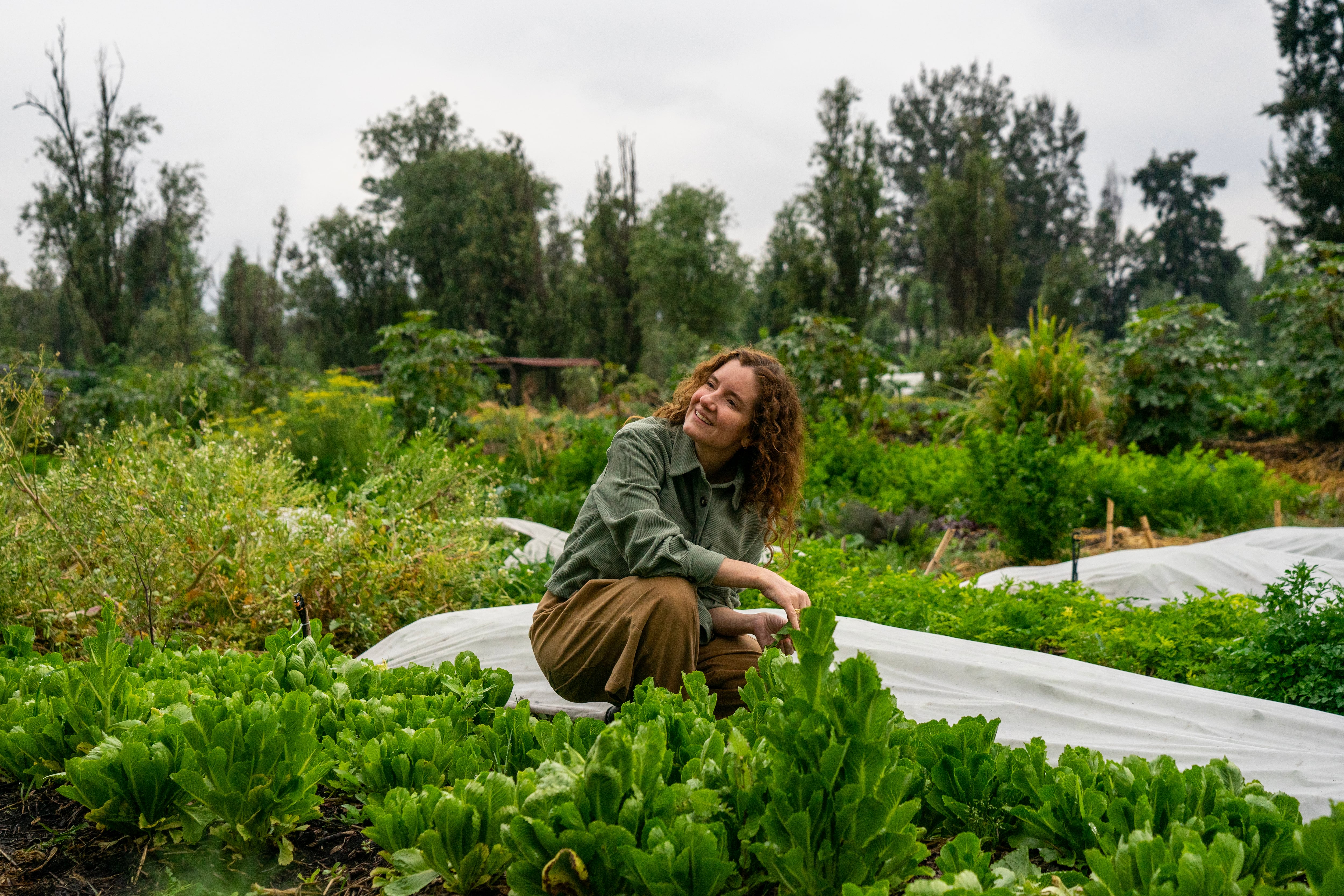 Elena Reygadas en las chinampas de Xochimilco, en Ciudad de México, el 11 de abril de 2023. 
