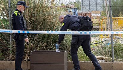 Agentes recogen muestras de la reyerta que tuvo lugar en Badalona el pasado 27 de octubre.