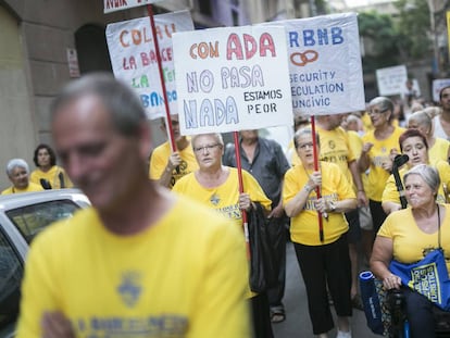 Vecinos de la Barceloneta durante la manifestación de este viernes.