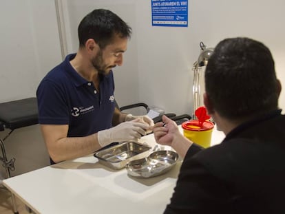 Un usuario es atendido en las instalaciones de BCN Checkpoint.