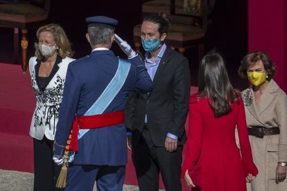 El rey Felipe VI saluda al vicepresidente segundo del Gobierno, Pablo Iglesias. A la derecha de este, la vicepresidenta tercera, Nadia Calviño; a la izquierda de Iglesias, Carmen Calvo, vicepresidenta segunda del Ejecutivo. De espaldas, la reina Letizia.