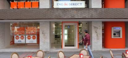 Un peaton pasa frente a una sucursal de ING Direct, en la calle O&#039;Donell de Madrid.