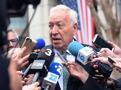 El ministro de Relaciones Exteriores de Espa&ntilde;a, Jos&eacute; Manuel Garc&iacute;a-Margallo habla con la prensa ayer en el Hotel Hyatt en Washington 