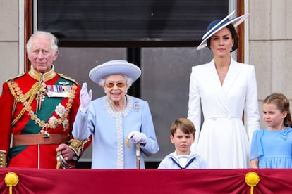 
La monarca británica fue aclamada este jueves por una inmensa multitud reunida en Londres para su jubileo de platino, la gran celebración por sus 70 años de reinado. “Espero que los próximos días sean una oportunidad para reflexionar sobre todo lo que se ha logrado durante los últimos 70 años, mientras miramos al futuro con confianza y entusiasmo”, afirmó en un mensaje divulgado antes de las celebraciones.