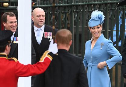 Zara Phillips, hija de Ana de Inglaterra y sobrina del nuevo rey es uno de esos personajes de la vida pública británica con mucha costumbre en el uso de ropa solemne. Para este momento crucial en la vida de su tío ha elegido un vestido abrigo con cuello chimenea y un tocado floral, además de un broche del joyero de su madre.