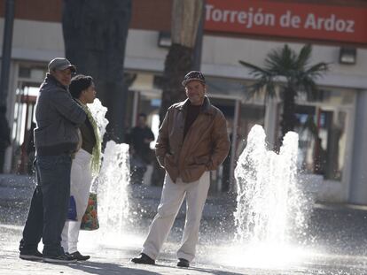 Vecinos conversando en la plaza de España, en el centro de Torrejón.